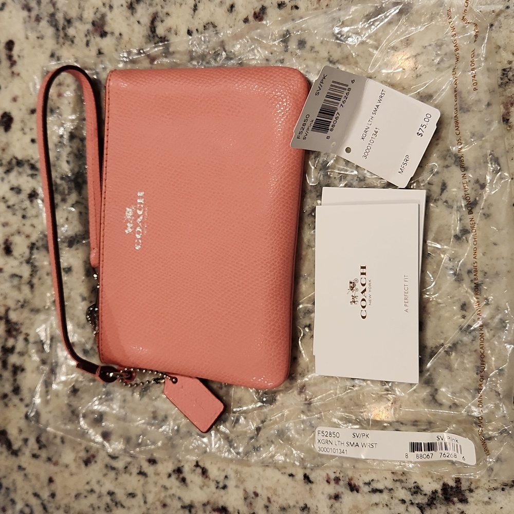 🔥NWT Coach Wristlet pink